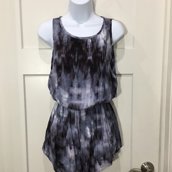 Audrey 3+1 tie dye blue grey sleeveless romper size small NWT - Picture 4 of 8